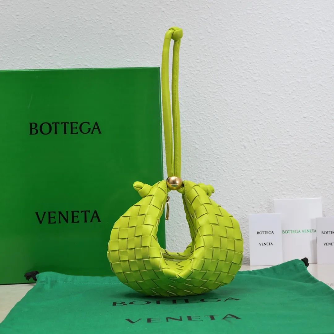 Batch 1220 BV has released new products. The small size TURN #recommended new hot style is still the classic woven logo that we can recognize at a glance. It is really a unique style that is familiar and unfamiliar! Made of sheepskin braiding, with beautiful gold beads on the shoulder straps for free adjustment. You can switch between the shoulder bag and the handbag at will. It has a concave and convex shape anytime and anywhere. It is a practical king with a unique personality. It also has the right color combination that can be sweet or salty. It is full of style. It is a beautiful summer catwalk style. Pull it out quickly. Small size: 29*3*19. Model: 6699-2#